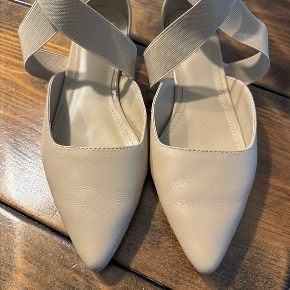 Charles by Charles David Low Wedge Sandal in Nude w/elastic ankle wrap. Size 8 - Picture 4 of 9